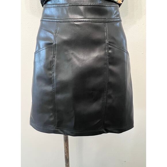 H&M Faux Leather Skirt Women’s Sz 8  Pockets Punk Rock Goth Streetwear Concerts - Picture 1 of 5